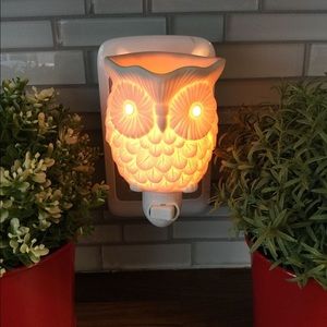 Whoot mini wall wax warmer by Scentsy